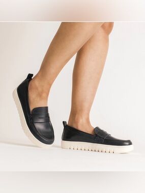 Journee Tayla 12 Wide 12W Women's Round Toe Flexible Comfort Penny Loafers Navy